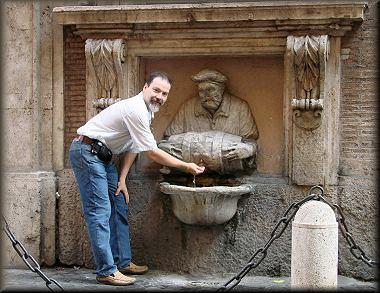 the Facchino fountain (via Lata)